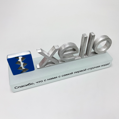 Статуэтка "Xello" из металла и стекла